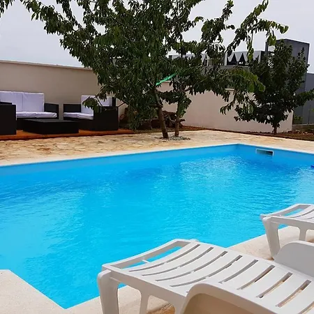 Family Friendly With A Swimming Pool - 14933 Daire Zadar