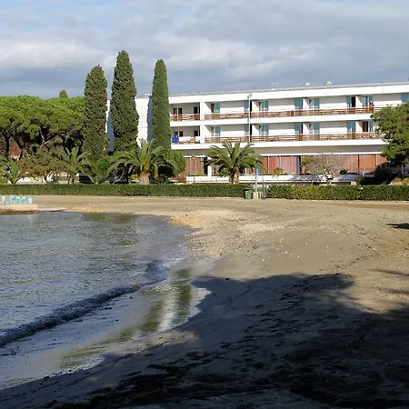 Family Friendly With A Swimming Pool - 14933