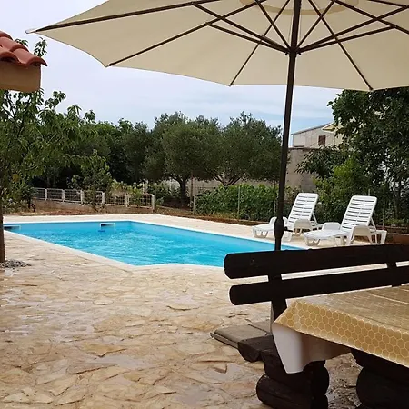 Family Friendly With A Swimming Pool - 14933 *