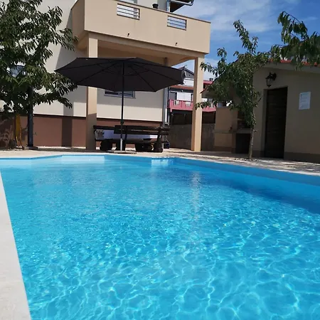 Family Friendly With A Swimming Pool - 14933 شقة