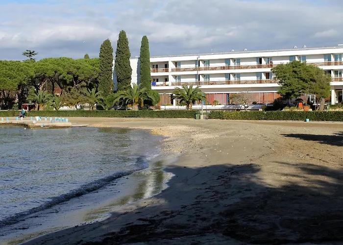 Family Friendly With A Swimming Pool - 14933