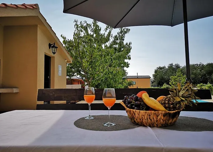 Family Friendly With A Swimming Pool - 14933